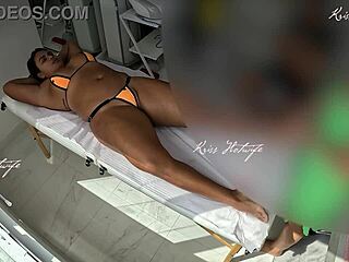 Fazendo massagem com micro biquini todo enfiado na buceta