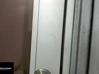 La muy cachonda de mi hermanastra le encanta que le meta mi polla gruesa por su boca y que la ponga en cuatro bien duro