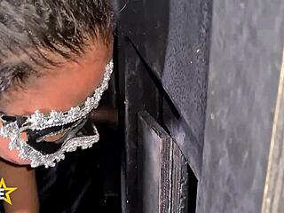 Esposa novinha liberada mamado pirocas no glory hole na festaprime.