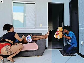 Meu namorado bobo me trouxe um presente romântico e me encontrou fodendo seu irmão no dia dos namorados eu prefiro um pau grande no cu 😈❤️