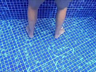 MILF CULONA FOLLADA EN EL AGUA