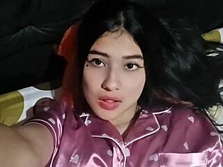 caliente latina chica despertando sola con masturbacion casera real