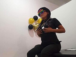 I'm bored in office and put butt plug to get aroused, I'm slut at work