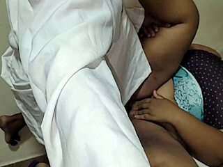 Vamos brincar de médico ginecologista usando câmera na buceta da paciente e fodendo gozando na grande buceta