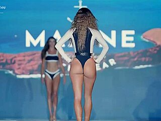 modelo culonasa showing off her curves in bikini