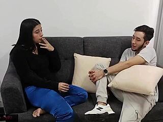 Resulto bien cachonda la joven se ofrece a chuparme la verga y me pone su co�o en la boca para que se lo mame y la penetre