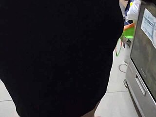 grabo a mi madrastra mientras hace limpieza en publico