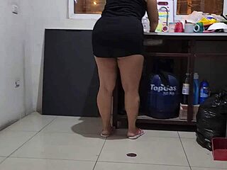 grabo a mi madrastra mientras hace limpieza en publico