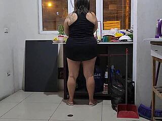 grabo a mi madrastra mientras hace limpieza en publico