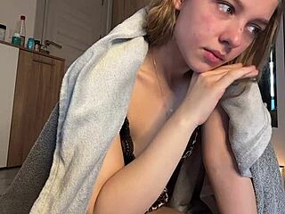 Teen Webcam Doggystyle Fisting and Anal