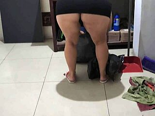 grabo a mi madrastra mientras hace limpieza en publico