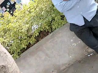 universitaria tenía ganas de coger y pilla a un chico que esperaba en la calle lo lleva a su habitación y le entrega el culo a un desconocido full anal con corrida