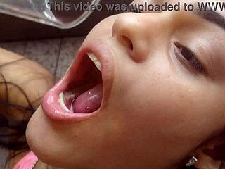 Colombian housewife sucks cock with heels