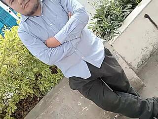 universitaria tenía ganas de coger y pilla a un chico que esperaba en la calle lo lleva a su habitación y le entrega el culo a un desconocido full anal con corrida