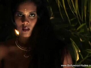 This bollywood babe is teasing naked and making you feel good 😘