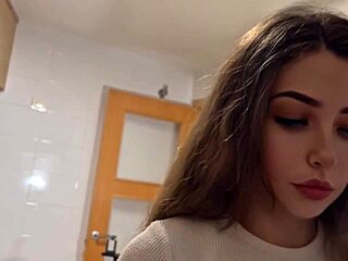 la chica que limpia en casa me pone caliente con sus jeans la follo duro como le gustan a esa edad