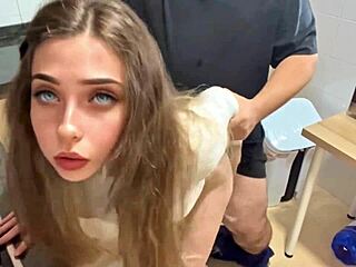 la chica que limpia en casa me pone caliente con sus jeans la follo duro como le gustan a esa edad