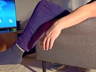 la chica que limpia en casa me pone caliente con sus jeans la follo duro como le gustan a esa edad