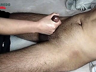 Dona De Casa A Massagear O Penis Do Marido Pela Primeira Vez A Jorrar Porra