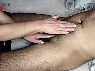 Dona De Casa A Massagear O Penis Do Marido Pela Primeira Vez A Jorrar Porra