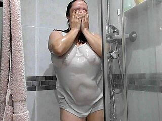 Enormes Tetas En La Ducha! Me Corro En Su Boca!