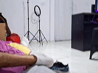 i masturbate for my stepsister while she uses the pc