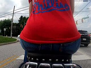 Big ass babe flashes on motorcycle ride