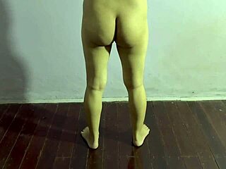 look at this fine ass amateur girl working out at home, shaking her big booty