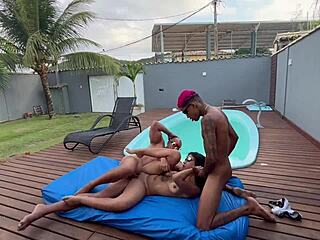 Mais Gostosa a Ninfetinha Mais Rabuda do XVideos Podendo no Peito Sem Camisinha