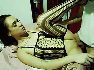 Escena Caliente En Blanco Y Negro - Pareja Joven Venezolana Le Dan Bien Duro