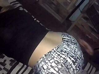 le bajo la calza y froto mi pene suavemente