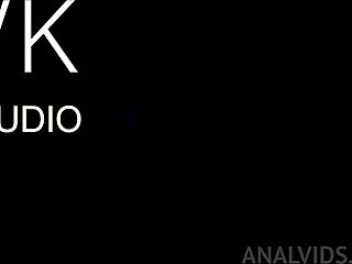 capitão piça enjoys blowjob from hot babes in swing house