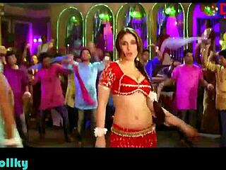 Kareena's hottest navel show leaves you breathless with those big tits!