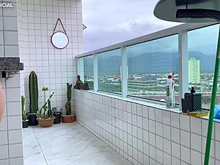 Voyeur- a minha vizinha fica limpando de shortinho que delícia ficar observando ela 😍🍑