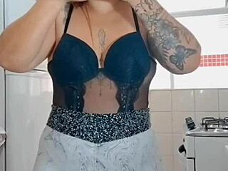 Oh wow, this exhibitionist pussy flashes wildly! Who's loving my safado milk sucking skills?