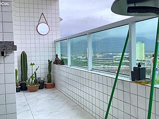 Voyeur- a minha vizinha fica limpando de shortinho que delícia ficar observando ela 😍🍑