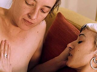 Hey, wanna make me cum with lesbian pussy licking?