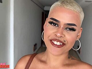 garota infiel em menage a trois com homens velhos