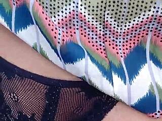 na varanda chupando e dando a buceta ao ar livre