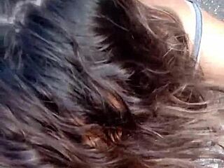 na varanda chupando e dando a buceta ao ar livre