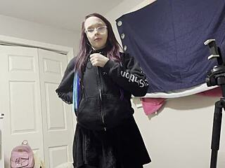 Teen stepdaughter cums hard on massive daddy cock in taboo encounter