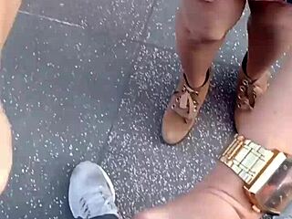 na varanda chupando e dando a buceta ao ar livre