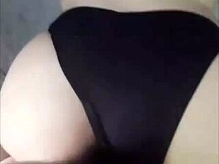 Oh man, Doña Mary looks so hot on all fours in this homemade clip