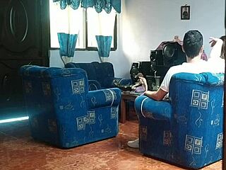 Mi Hermanastra Cree Que No Hay Nadie En Casa Y Se Folla A Su Novio En La Sala De Estar La Delataré