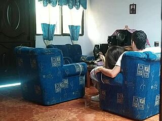 Mi Hermanastra Cree Que No Hay Nadie En Casa Y Se Folla A Su Novio En La Sala De Estar La Delataré