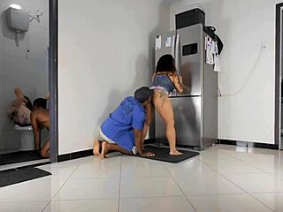 vejo minha mae fuder meu padrasto na cozinha entao eu dou meu cu pro meu meio irmao no banheiro