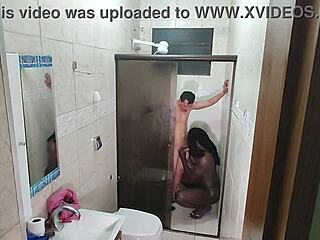 Câmera escondida flagra negona se acabando no pau do novinho