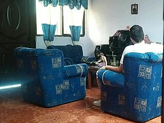 Mi Hermanastra Cree Que No Hay Nadie En Casa Y Se Folla A Su Novio En La Sala De Estar La Delataré