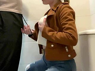 Mi Novio Me Invita A Cenar Y Luego Me Folla El Culo En El Ba�o Del Restaurante 😈🍑