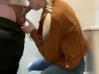 Mi Novio Me Invita A Cenar Y Luego Me Folla El Culo En El Ba�o Del Restaurante 😈🍑